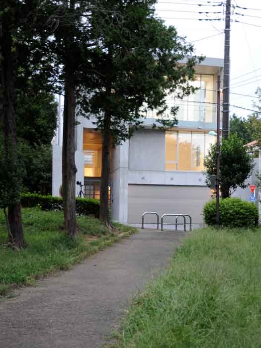 02_外観：公園内から建物を見る・夕景