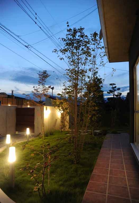 05_101_GARDEN-17N：玄関回りから庭をみる