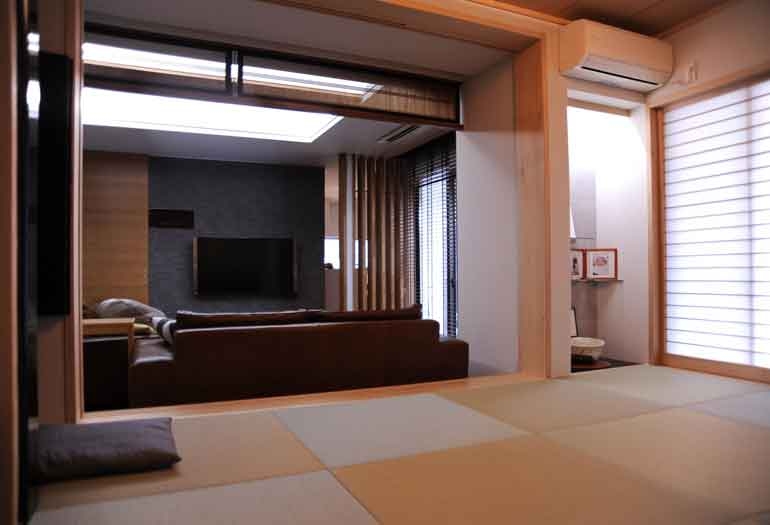 07_09_和室から居間を見る